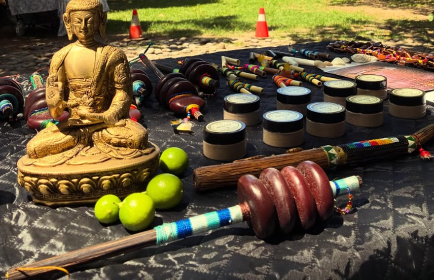 Kuripes, maracas ceremoniales y rapéh en el mercado
